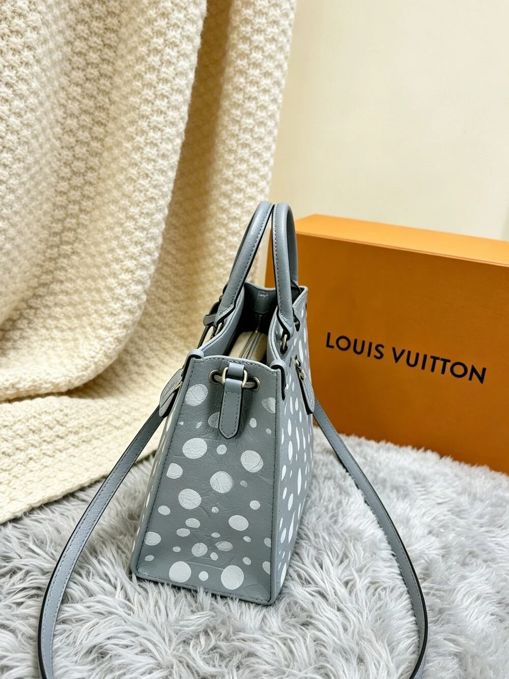 LV x Yayoi Kusama OnTheGo MM Tote Bag